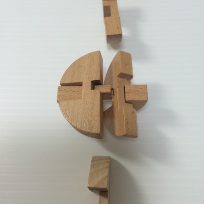 ガチャでゲットした木製立体パズルの組み立て方【丸型】
