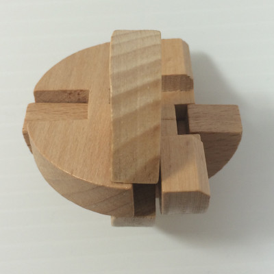 ガチャでゲットした木製立体パズルの組み立て方【丸型】